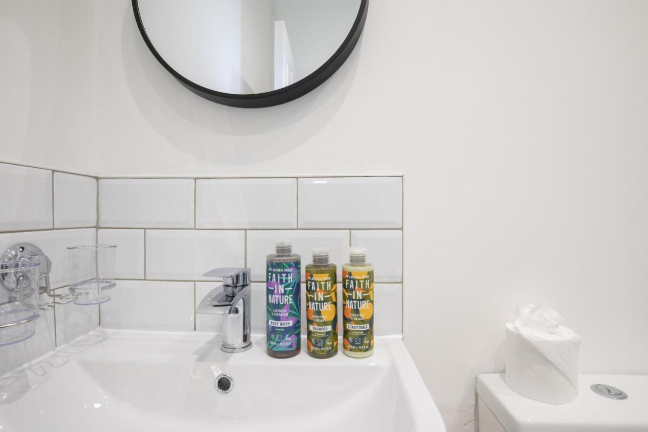 Beautifully Presented Newly Renovated City-Centre Apartment In Челтнъм Екстериор снимка