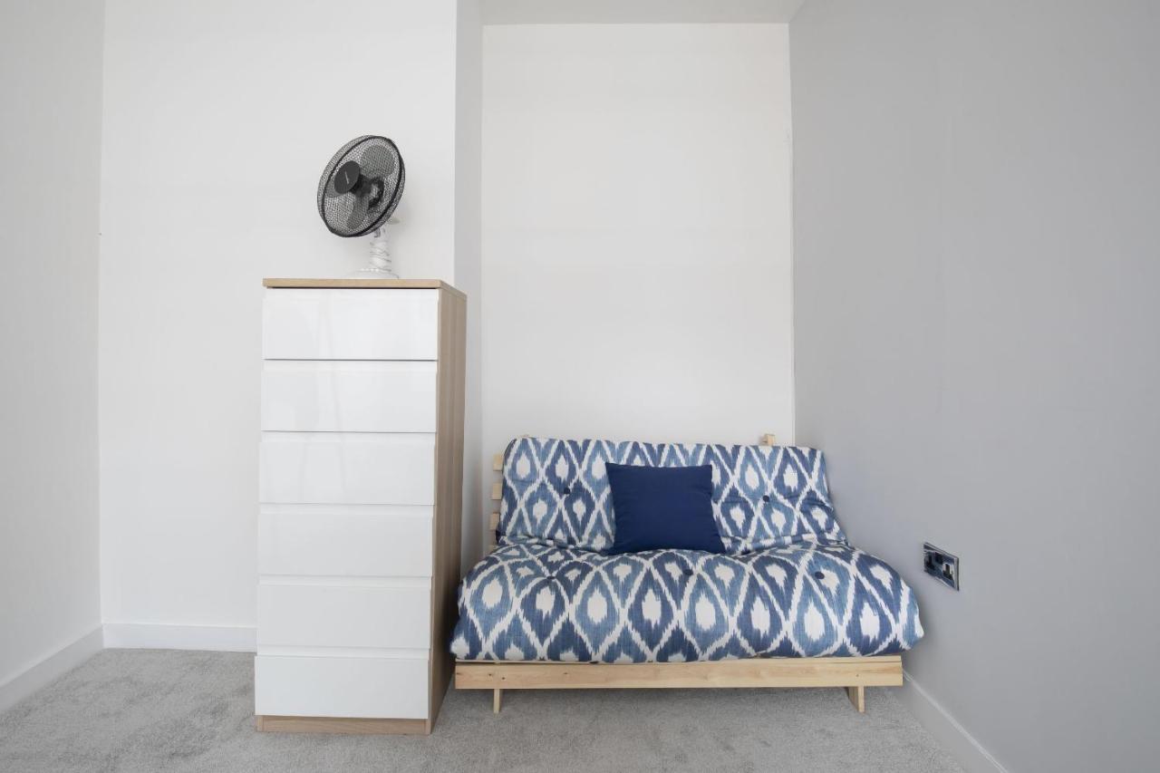 Beautifully Presented Newly Renovated City-Centre Apartment In Челтнъм Екстериор снимка
