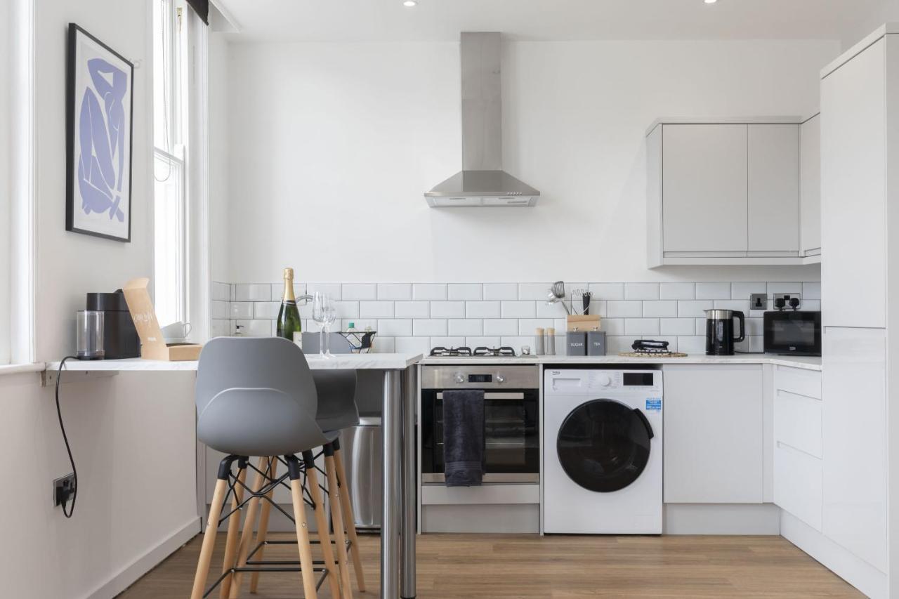 Beautifully Presented Newly Renovated City-Centre Apartment In Челтнъм Екстериор снимка