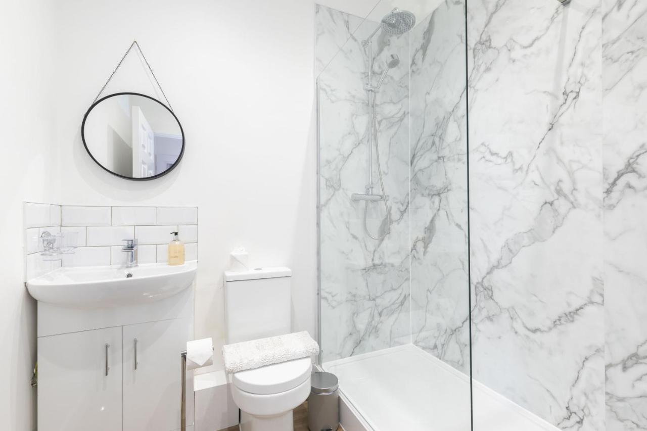 Beautifully Presented Newly Renovated City-Centre Apartment In Челтнъм Екстериор снимка