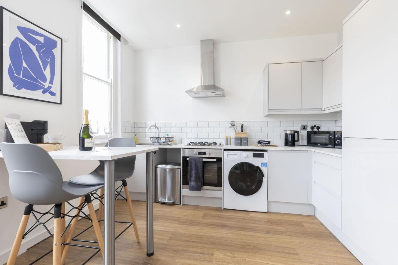 Beautifully Presented Newly Renovated City-Centre Apartment In Челтнъм Екстериор снимка