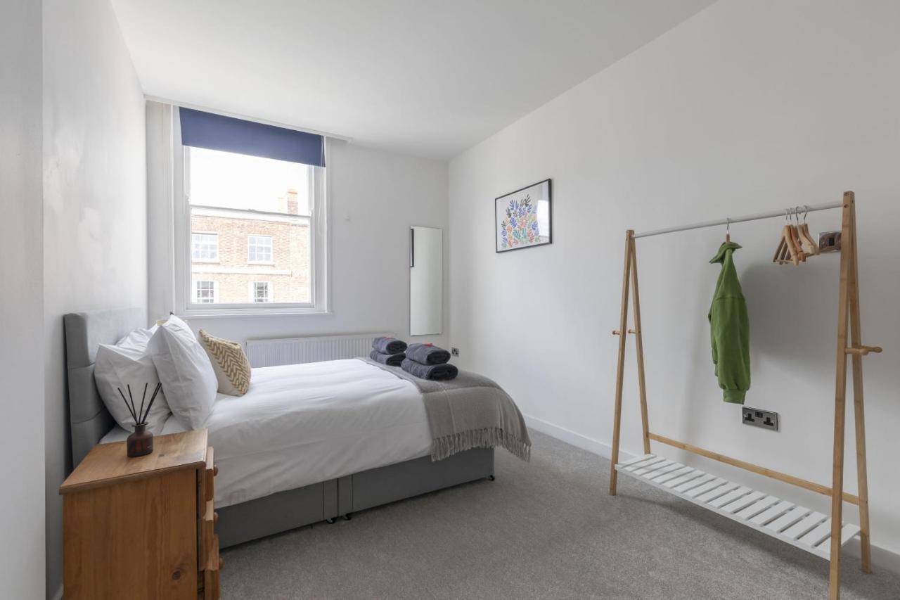 Beautifully Presented Newly Renovated City-Centre Apartment In Челтнъм Екстериор снимка
