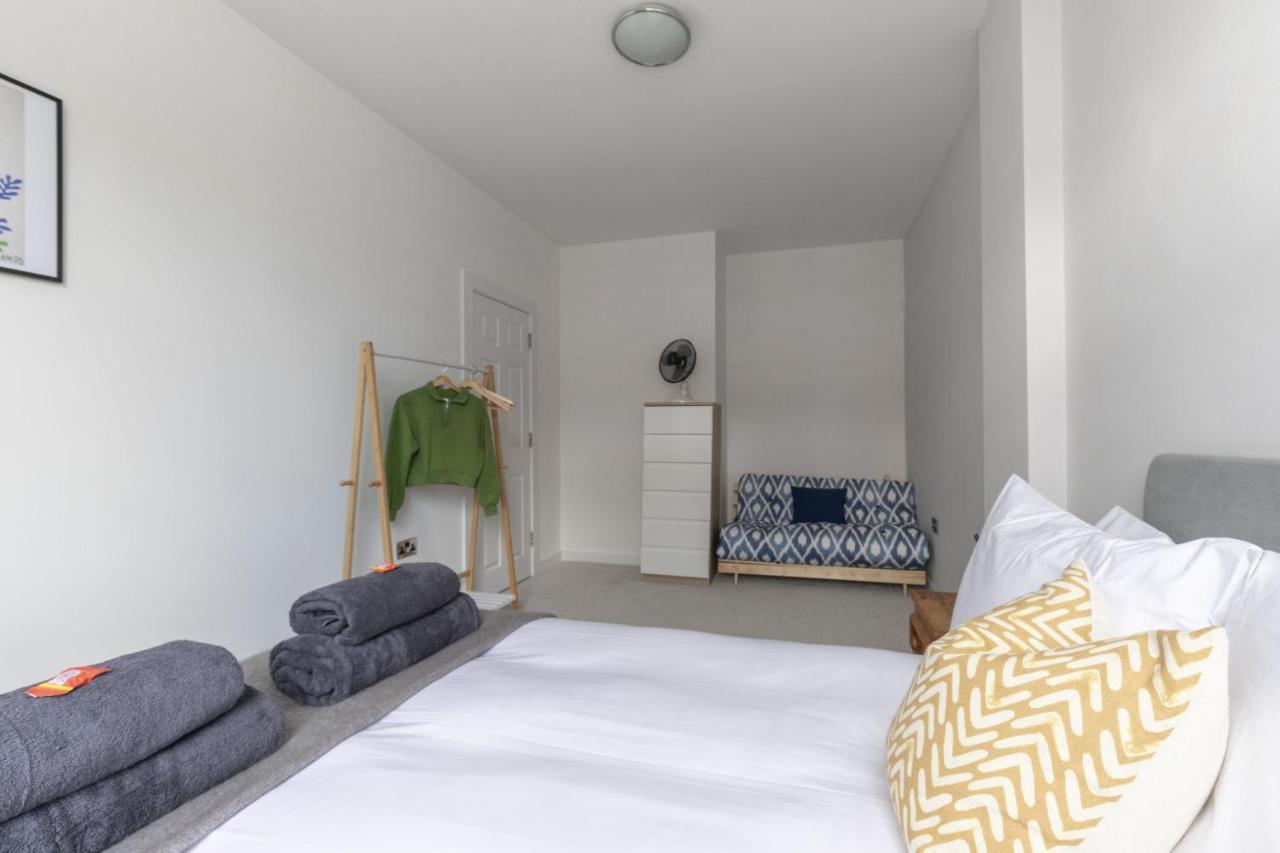 Beautifully Presented Newly Renovated City-Centre Apartment In Челтнъм Екстериор снимка